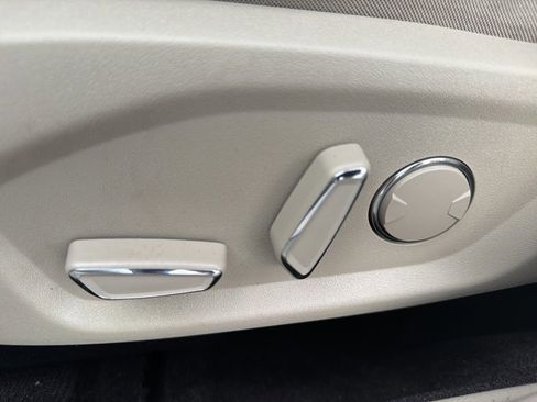 Used 2020 Ford Fusion SE FWD image 11