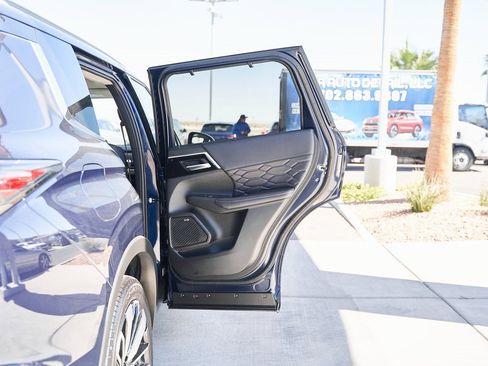 Used 2025 Mitsubishi Outlander SEL image 13