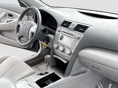 Used 2010 Toyota Camry image 5