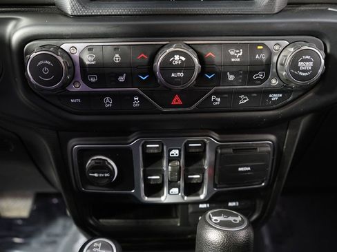 Used 2019 Jeep Wrangler Unlimited Sahara AWD/4WD image 31