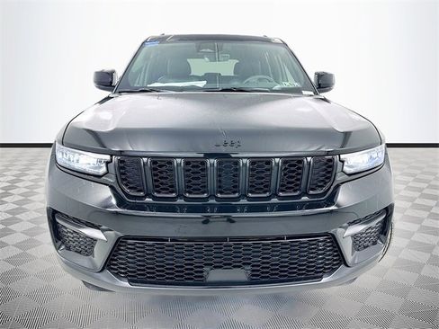 New 2025 Jeep Grand Cherokee Altitude image 2