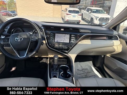 Used 2018 Toyota Camry XLE image 11