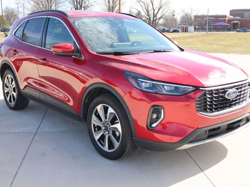 Used 2023 Ford Escape Platinum image 3