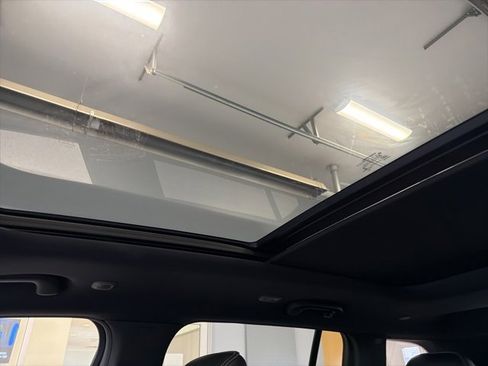 Used 2022 Jeep Grand Cherokee Overland image 2