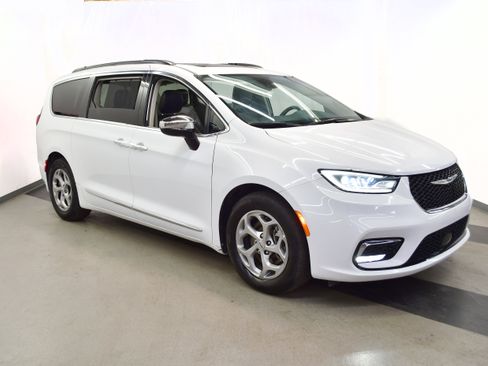 Used 2023 Chrysler Pacifica Limited FWD image 2