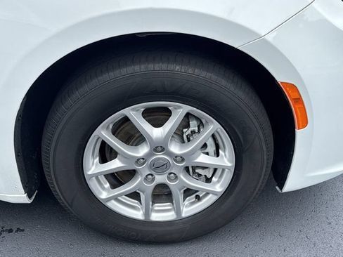 Used 2023 Chrysler Pacifica Touring-L FWD image 21