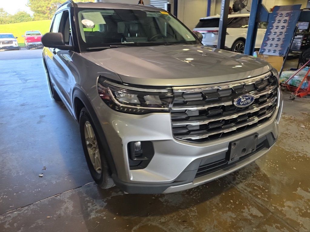 Used 2025 Ford Explorer Active w/ Active Comfort Package RWD image 9