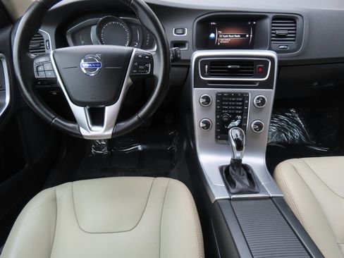 Used 2017 Volvo V60 T5 Cross Country w/ Convenience Package image 12