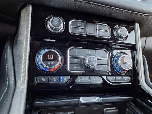 Used 2022 GMC Yukon XL Denali w/ Denali Premium Package image 9