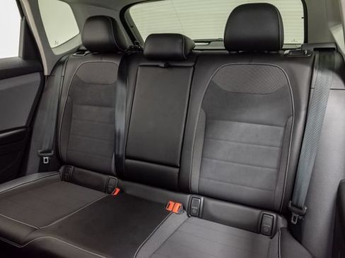 Used 2023 Volkswagen Taos SE w/ Panoramic Sunroof Package FWD image 23