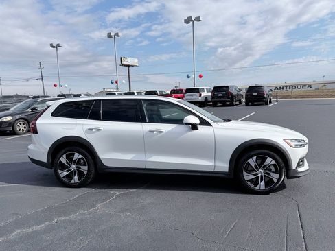 Used 2025 Volvo V60 B5 Cross Country Plus image 4