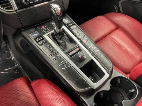 Used 2018 Porsche Macan AWD/4WD image 29