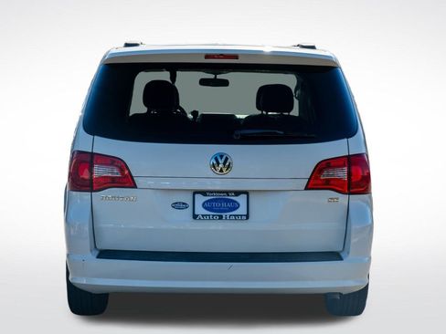 Used 2012 Volkswagen Routan SE image 5