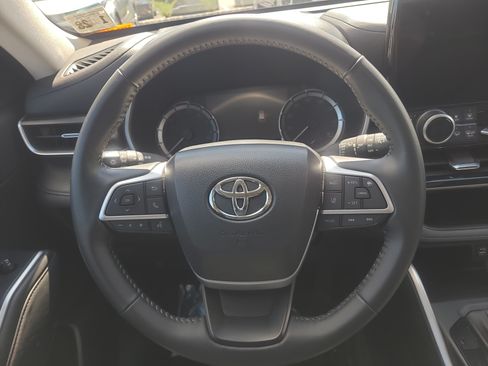 Used 2023 Toyota Highlander XLE AWD/4WD image 22