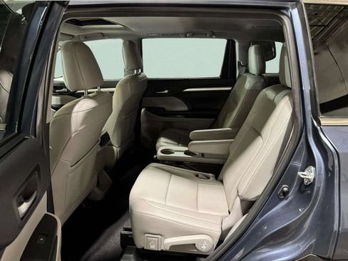 Used 2019 Toyota Highlander XLE AWD/4WD image 27