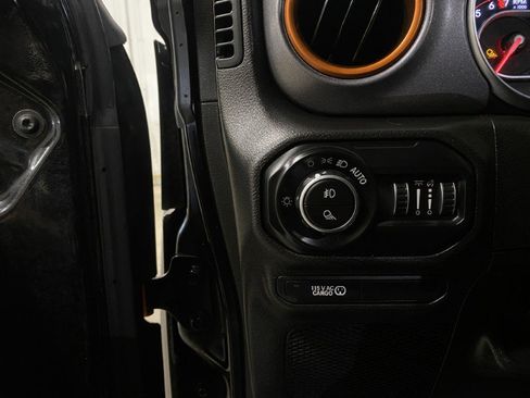 Used 2021 Jeep Gladiator Mojave AWD/4WD image 30