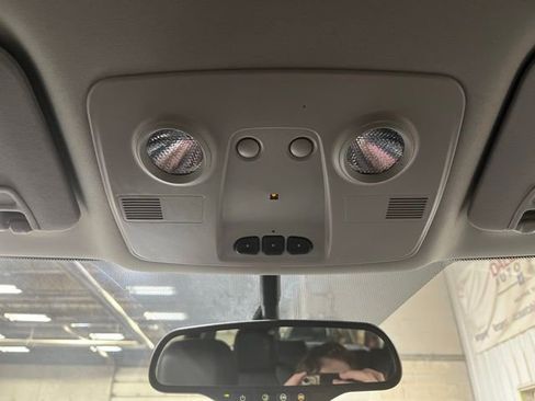 Used 2015 Chevrolet Traverse LT image 18