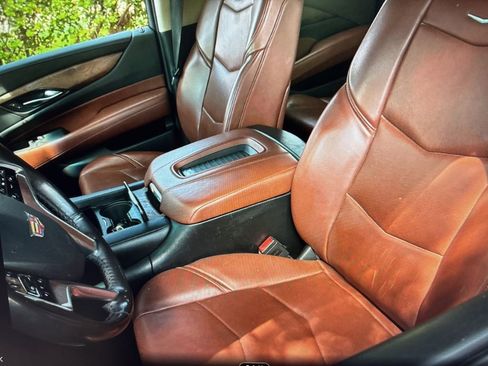 Used 2018 Cadillac Escalade ESV Premium Luxury RWD image 3