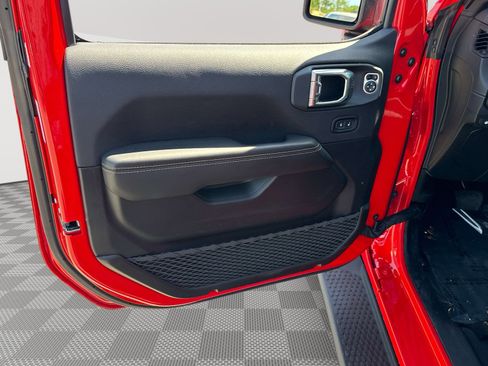 Used 2025 Jeep Wrangler Sahara AWD/4WD image 16