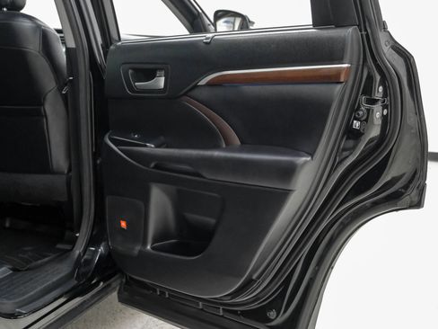 Used 2016 Toyota Highlander Limited Platinum AWD/4WD image 64