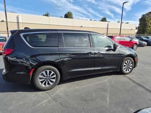 Used 2023 Chrysler Pacifica Touring-L image 8