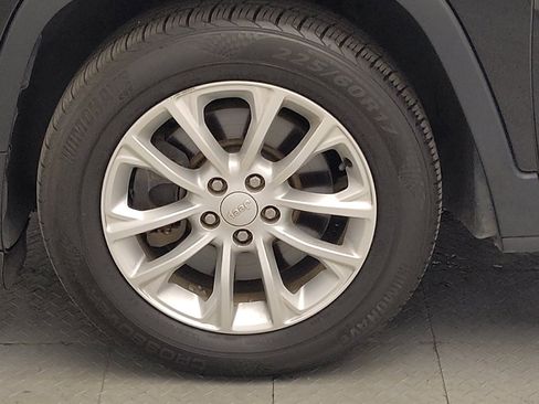 Used 2019 Jeep Cherokee Latitude w/ Popular Appearance Group FWD image 31