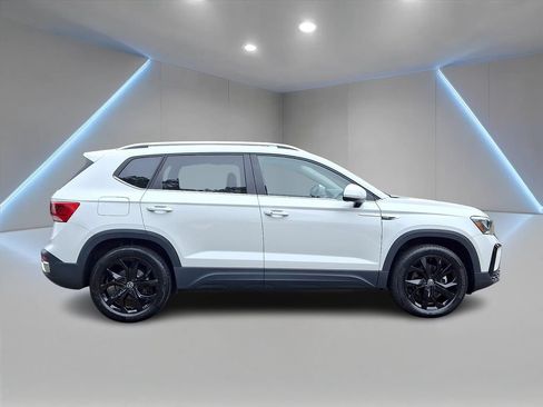 Used 2023 Volkswagen Taos SE w/ Panoramic Sunroof Package AWD/4WD image 4