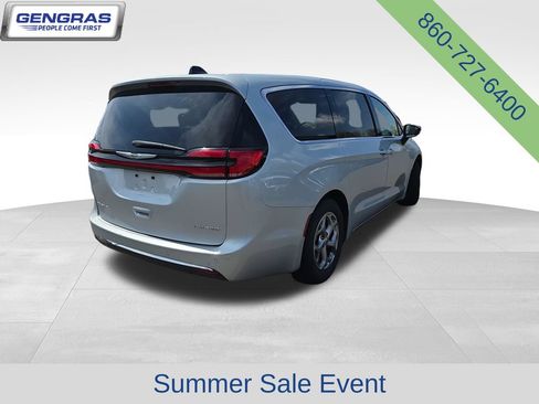 Certified 2024 Chrysler Pacifica Limited FWD image 8