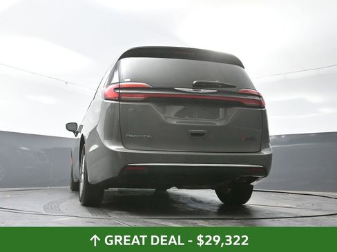 Used 2025 Chrysler Pacifica Select image 57