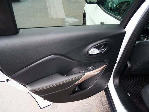 Used 2017 Jeep Cherokee Sport AWD/4WD image 17