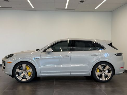 Used 2025 Porsche Cayenne Turbo AWD/4WD image 8
