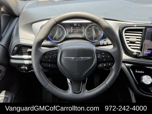 Used 2025 Chrysler Pacifica Limited FWD image 12