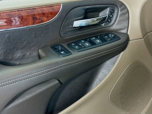Used 2013 Chrysler Town & Country Limited w/ Luxury Group FWD image 20