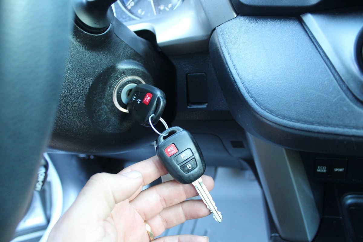 Used 2018 Toyota RAV4 LE FWD image 27
