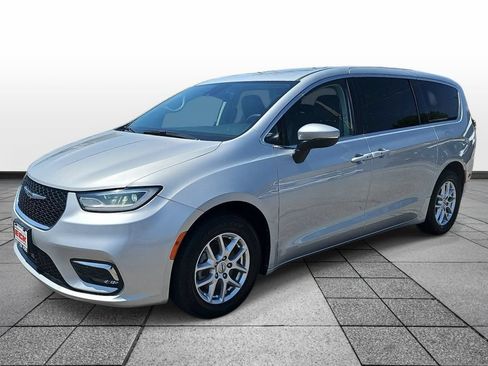 Used 2023 Chrysler Pacifica Touring-L FWD image 1