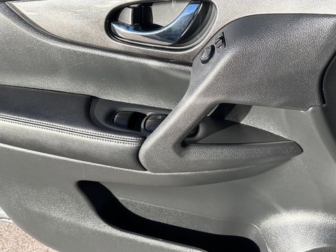 Used 2017 Nissan Rogue SV image 27