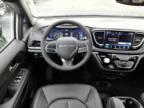 New 2026 Chrysler Pacifica Select image 5