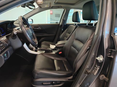 Used 2017 Honda Accord Touring image 9