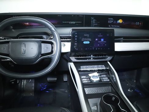 Used 2025 Lincoln Nautilus Premier AWD/4WD image 21