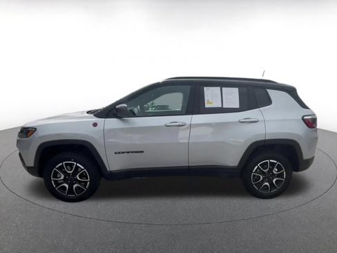 Used 2025 Jeep Compass Trailhawk AWD/4WD image 9