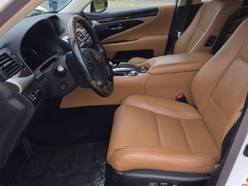 Used 2013 Lexus LS 460 w/ Comfort Pkg RWD image 14