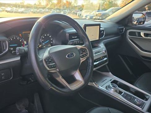 Used 2022 Ford Explorer XLT w/ Equipment Group 202A image 9