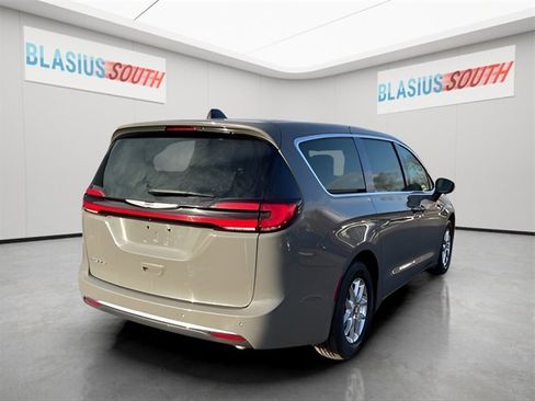 Used 2023 Chrysler Pacifica Touring-L image 3