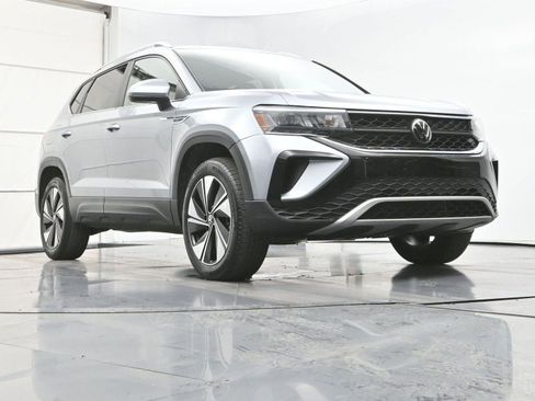 Used 2023 Volkswagen Taos SE w/ Panoramic Sunroof Package image 29