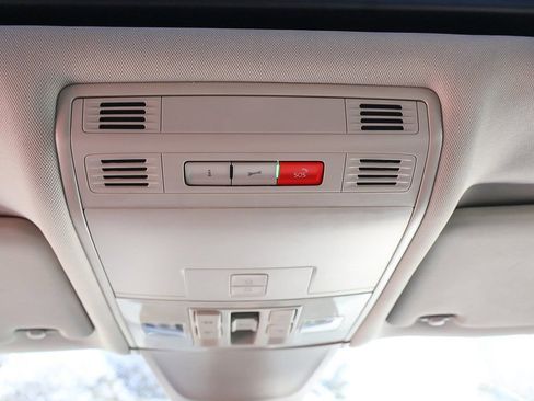 Used 2024 Volkswagen Tiguan SE w/ Panoramic Sunroof Package FWD image 55