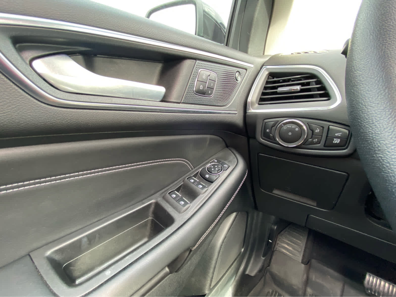 Used 2024 Ford Edge Titanium w/ Equipment Group 301A AWD/4WD image 23