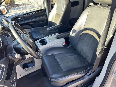 Used 2019 Dodge Grand Caravan SXT image 19