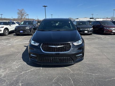 Used 2025 Chrysler Pacifica Select FWD image 2