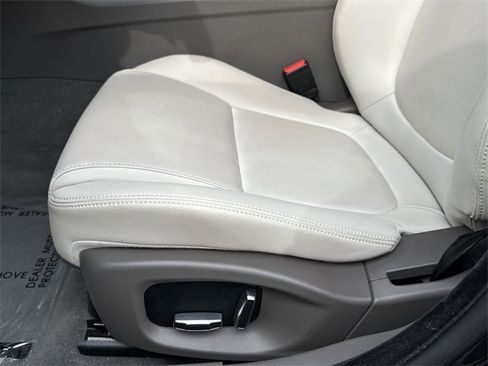 Used 2019 Jaguar XE Premium image 14