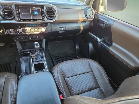 Used 2021 Toyota Tacoma Limited image 12